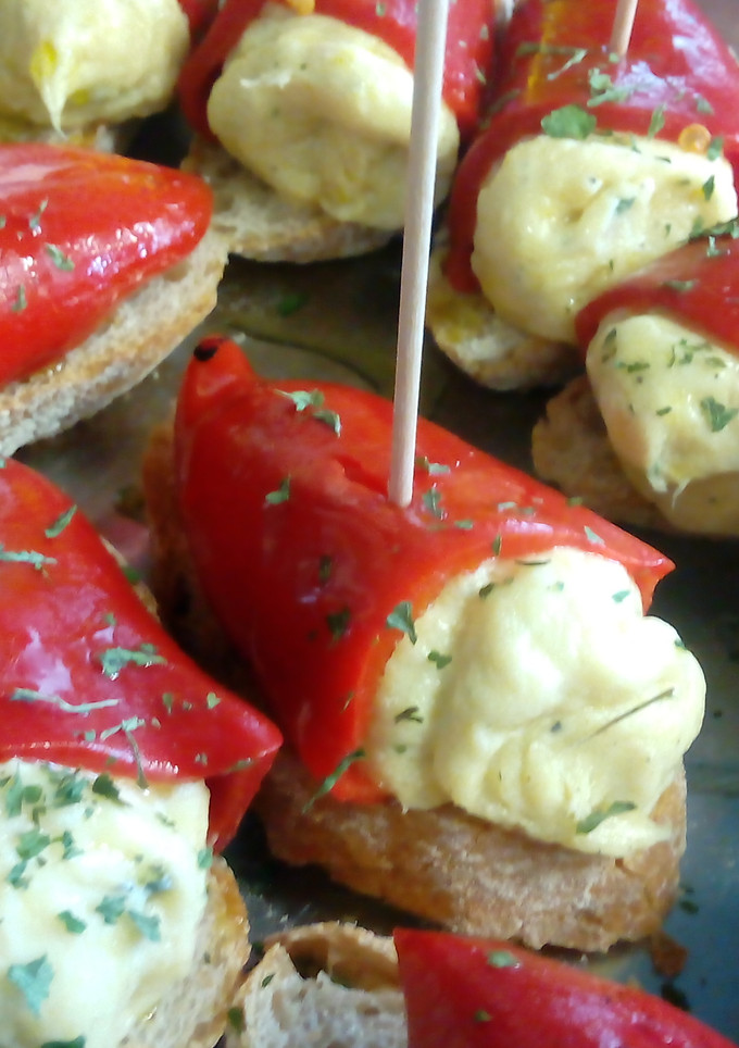 Una foto de Piquillos rellenos de merluza en bechamel