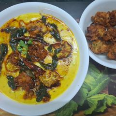 A picture of Punjabi Kadhi Pakora.
