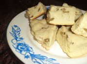 Una foto de scones de queso aceituna