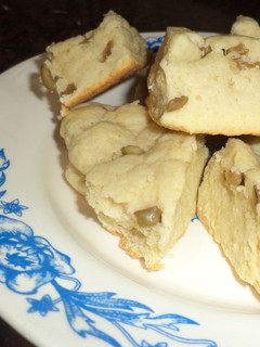 Una foto de Scons de parmesano y aceitunas