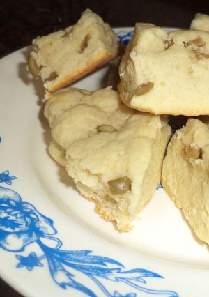 Una foto de Scons de parmesano y aceitunas