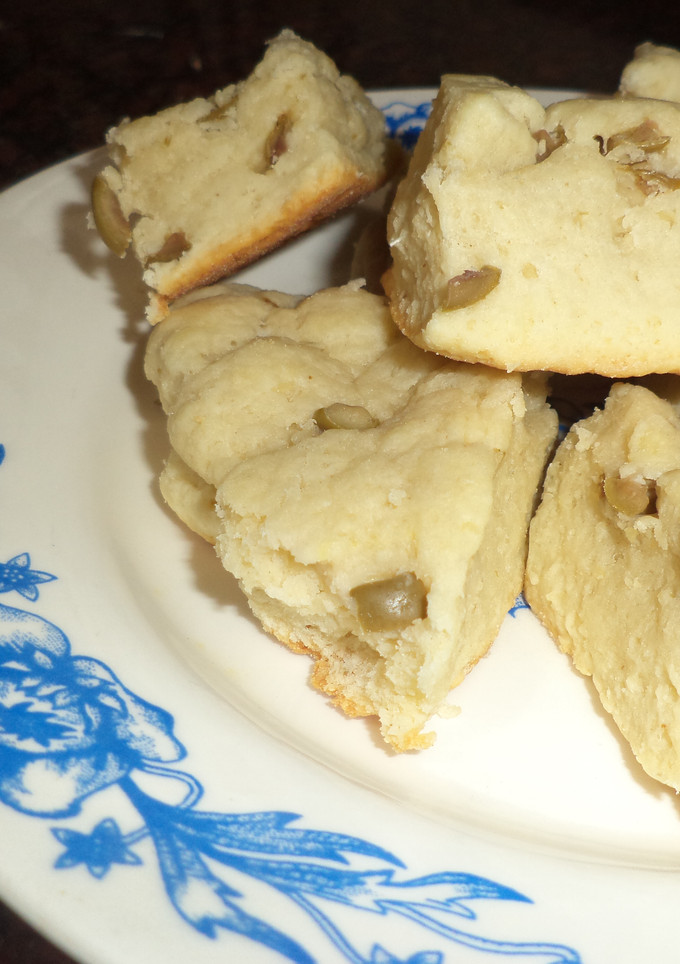 Una foto de Scons de parmesano y aceitunas
