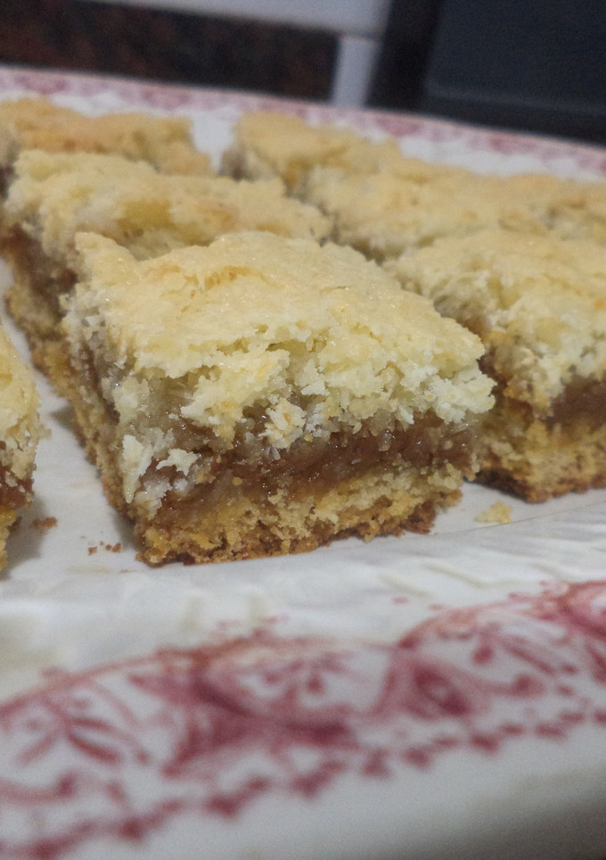 Una foto de Cuadrados de dulce de leche y coco