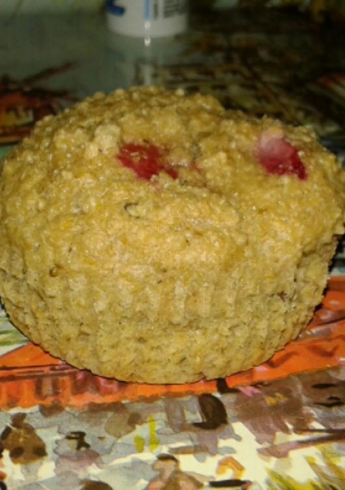 Una foto de Muffins saludables de avena y frutillas