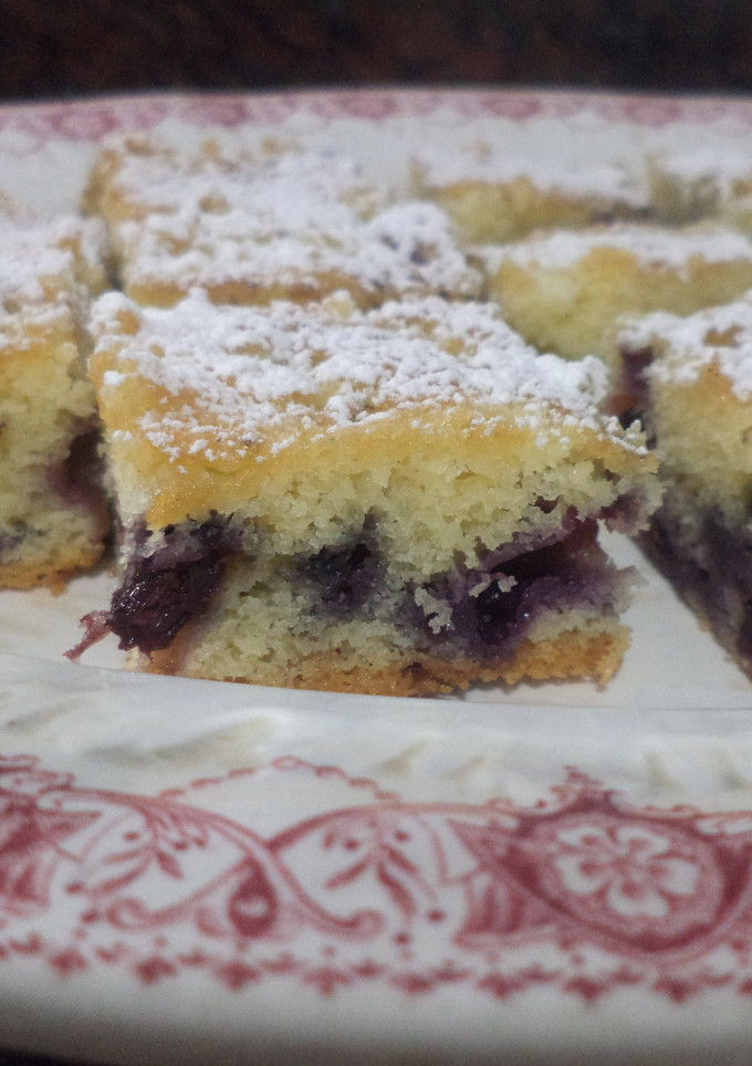 Una foto de Torta de vainilla y arándanos