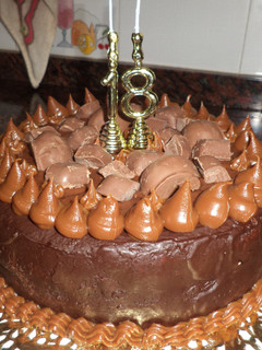 Una foto de Torta de cumpleaños con chocolate y dulce de leche