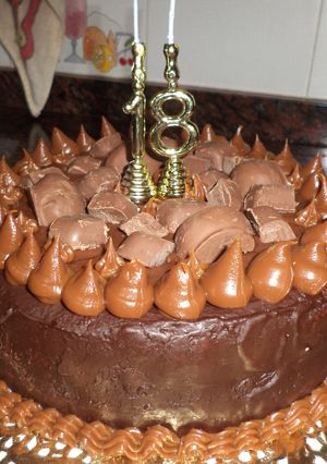 Una foto de Torta de cumpleaños con chocolate y dulce de leche