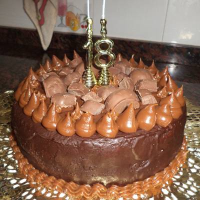 Torta de cumpleaños con chocolate y dulce de leche Receta de Belén- Cookpad