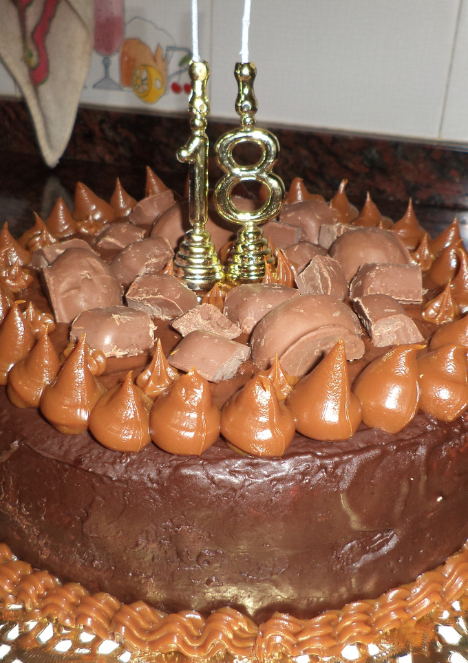 Una foto de Torta de cumpleaños con chocolate y dulce de leche