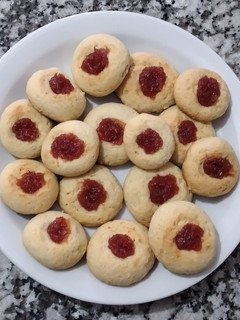 Una foto de Masitas pepas con dulce de membrillo 😊