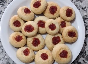 Una foto de Masitas pepas con dulce de membrillo 😊