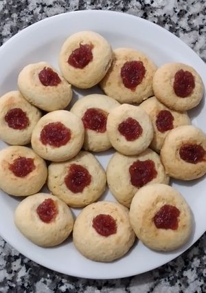 Una foto de Masitas pepas con dulce de membrillo 😊
