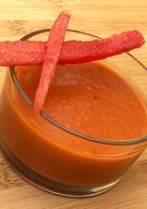Una foto de Gazpacho de tomate Raf, balsámico y sandía !