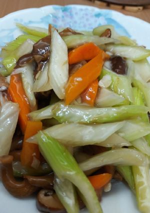 雙菇芹菜 的食譜成品照片
