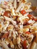 Ensalada de pasta con atún, cherrys y tortilla
