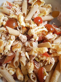 Una foto de Ensalada de pasta con atún, cherrys y tortilla