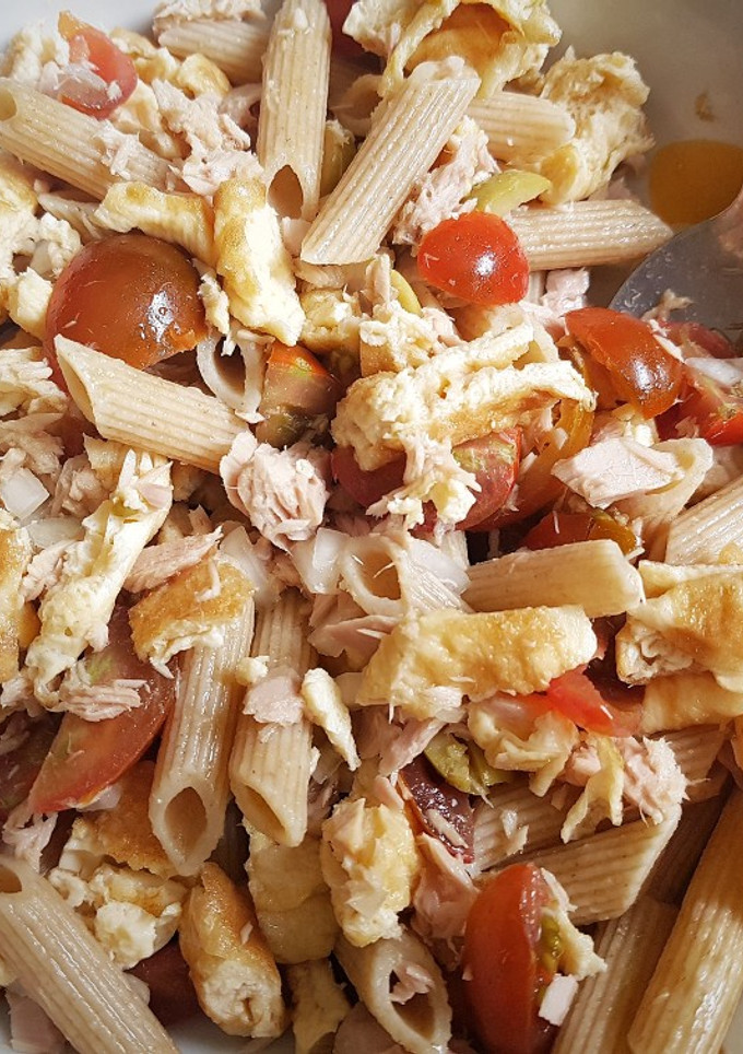 Una foto de Ensalada de pasta con atún, cherrys y tortilla