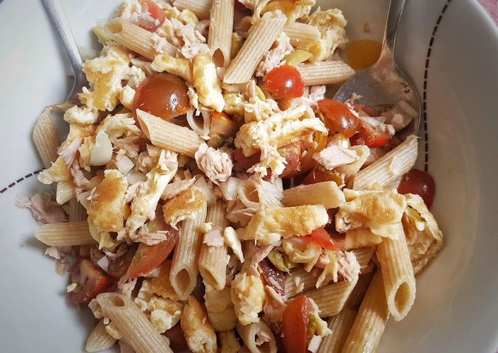 Receta Ensalada de pasta con atún, cherrys y tortilla