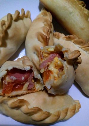 Una foto de Empanadas de salchicha, tomate, huevo y queso de Sonia