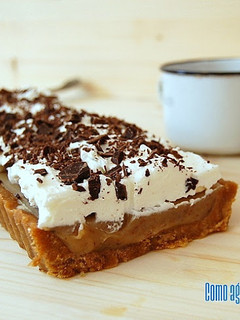 Una foto de Tarta de plátano y dulce de leche salado, sin horno