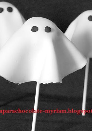 Una foto de Cake pops de fantasmas