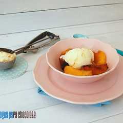 Foto principal de Melocotones caramelizados con helado de vainilla 