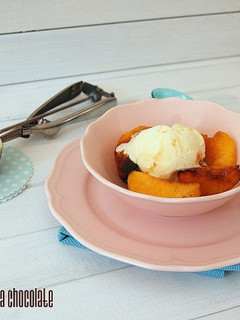 Una foto de Melocotones caramelizados con helado de vainilla