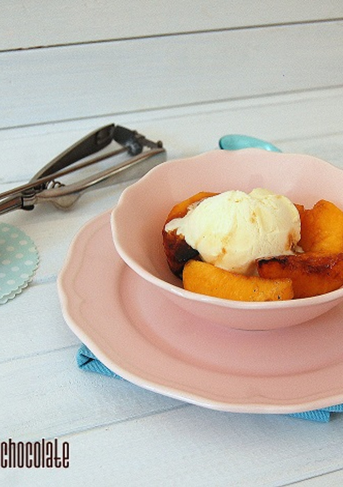 Una foto de Melocotones caramelizados con helado de vainilla 