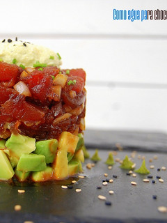 Una foto de Tartar de atún y aguacate con helado de wasabi