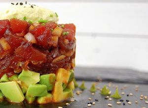 Una foto de Tartar de atún y aguacate con helado de wasabi