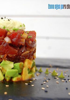 Una foto de Tartar de atún y aguacate con helado de wasabi