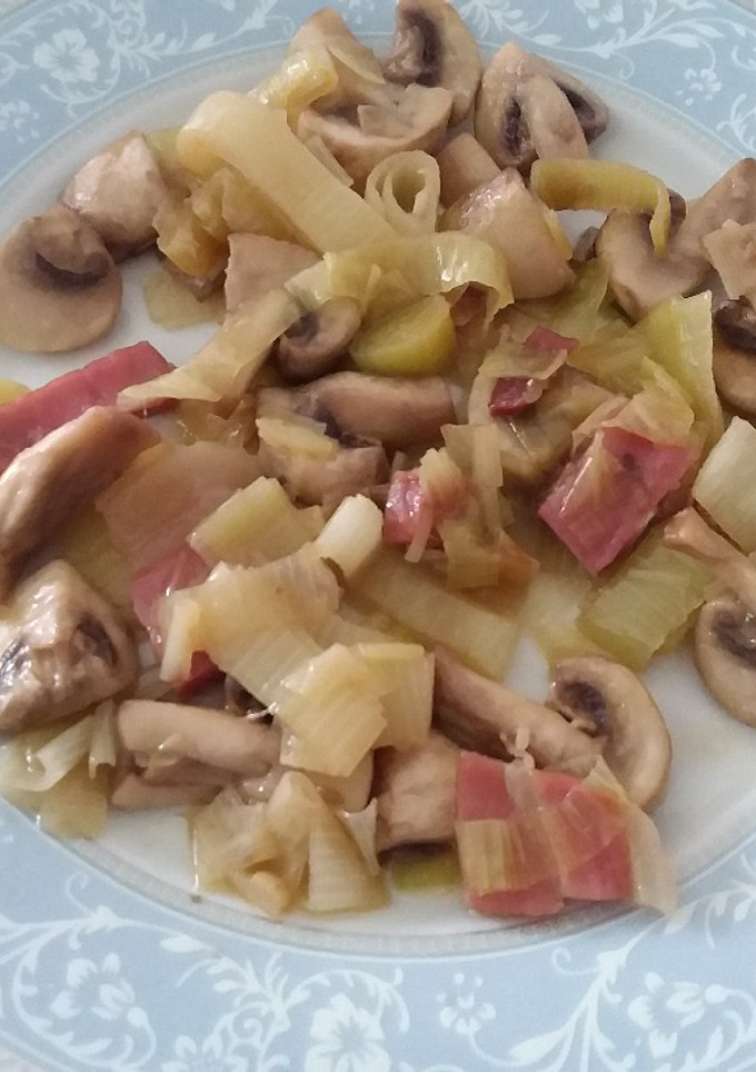 Una foto de Champiñones con puerro y jamón