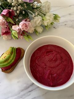Une photo de Houmous de betteraves rouges