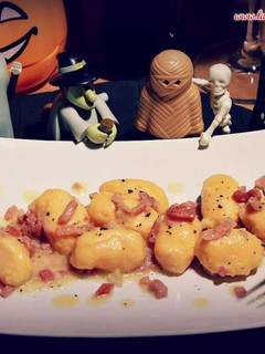 Una foto de Gnocchi de batata y almendra con jamón y salvia
