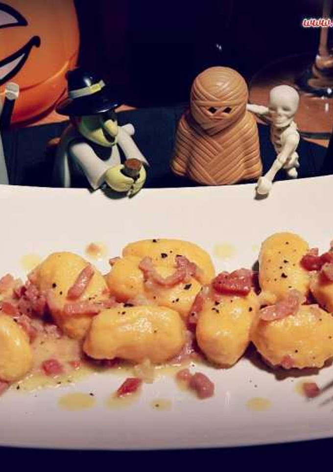 Una foto de Gnocchi de batata y almendra con jamón y salvia