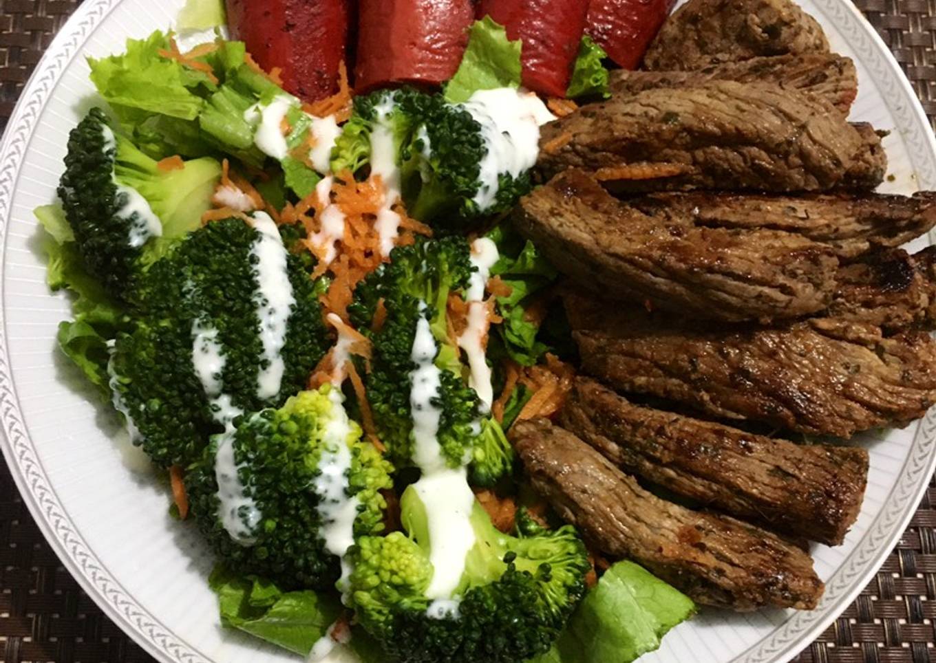 Falda de Res, salchicha de pollo y ensalada sencilla 🥗