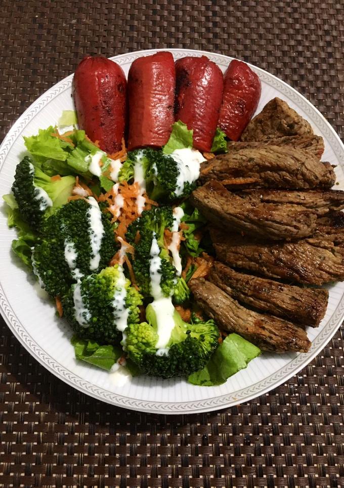 Una foto de Falda de Res, salchicha de pollo y ensalada sencilla 🥗
