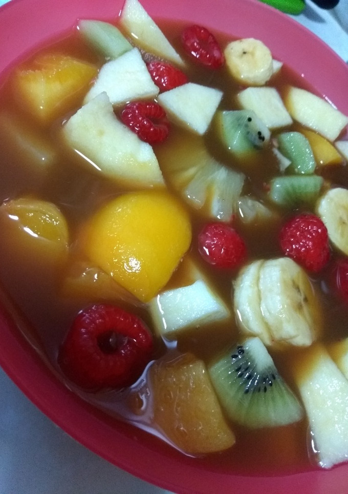 Una foto de Macedonia de frutas con vino dulce