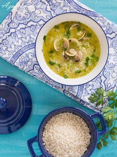 Una foto de Sopa de arroz con almejas