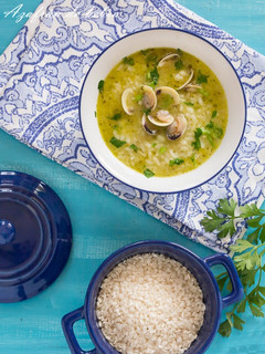 Una foto de Sopa de arroz con almejas