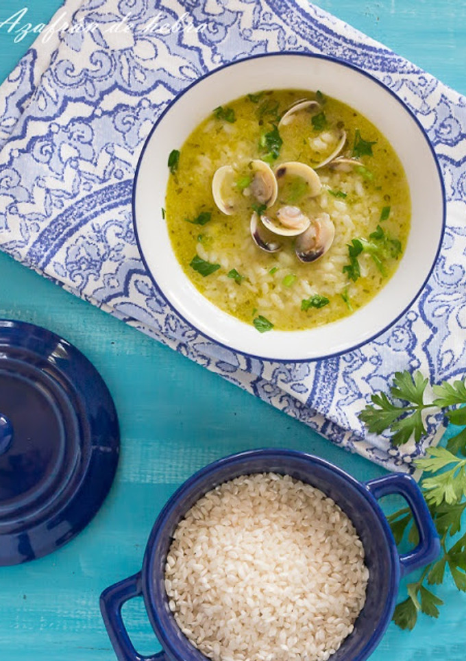 Una foto de Sopa de arroz con almejas