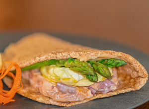 Foto di Piadina Integrale con Salmone ed Asparagi