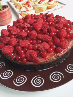 Nutellás-oreós sajttorta, sütés nélkül erdei gyümölcsökkel recept fotója