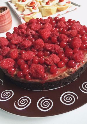 Nutellás-oreós sajttorta, sütés nélkül erdei gyümölcsökkel recept fotója