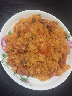 Una foto de Arroz con salchichas