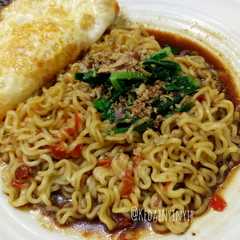 รูปของ Indomie goreng pedas mampus + telor ceplok
