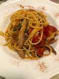 Spaghetti con lo sgombro pomodori freschi menta e basilico