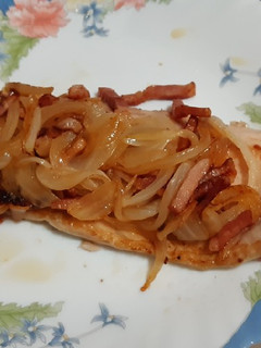 Una foto de Trucha a la plancha con bacon y cebolla