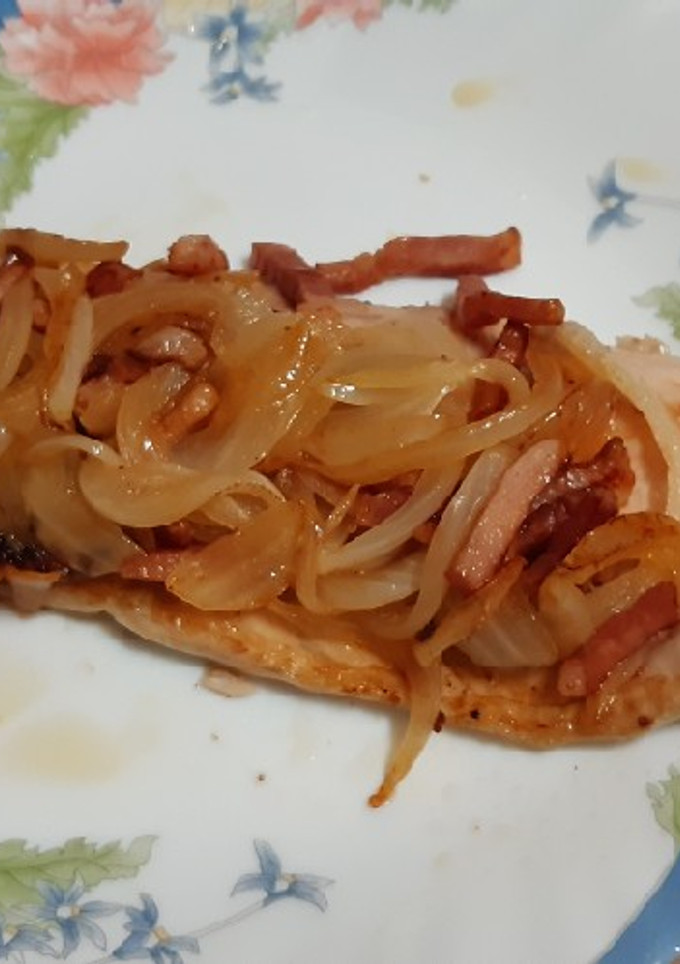 Una foto de Trucha a la plancha con bacon y cebolla
