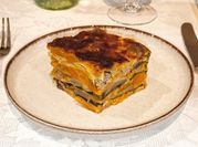 Una foto di lasagne